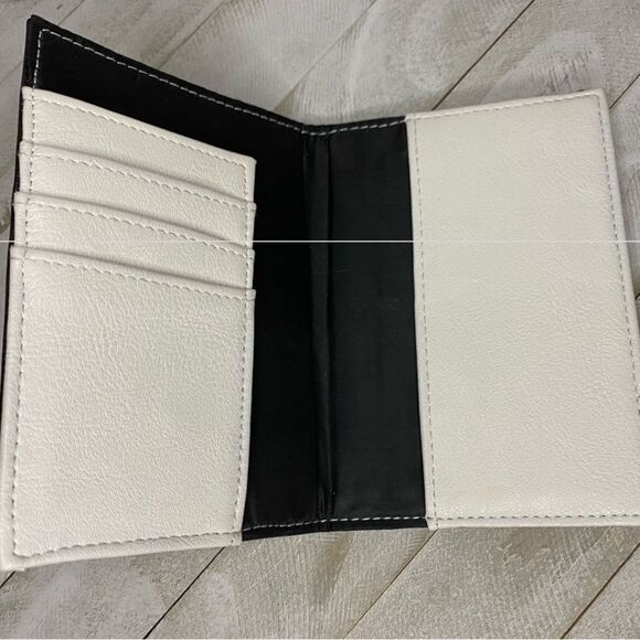 Guess adventure awaits passport cover holder - Picture 5 of 6